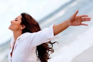 mujer contenta autoestima