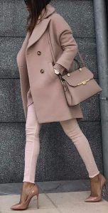 Look monocolor para vestir bien en la oficina