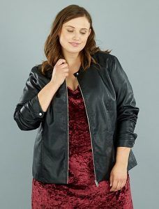 mujer tallas grandes estilosa