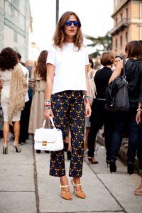looks sport chic con camiseta basica
