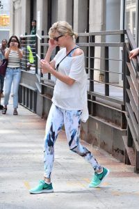 look deportivo estiloso mallas