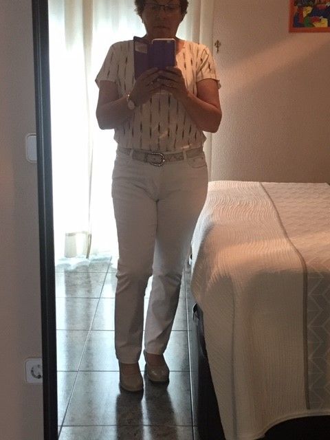 Camiseta blanca estampado raya vertical más vaquero blanco