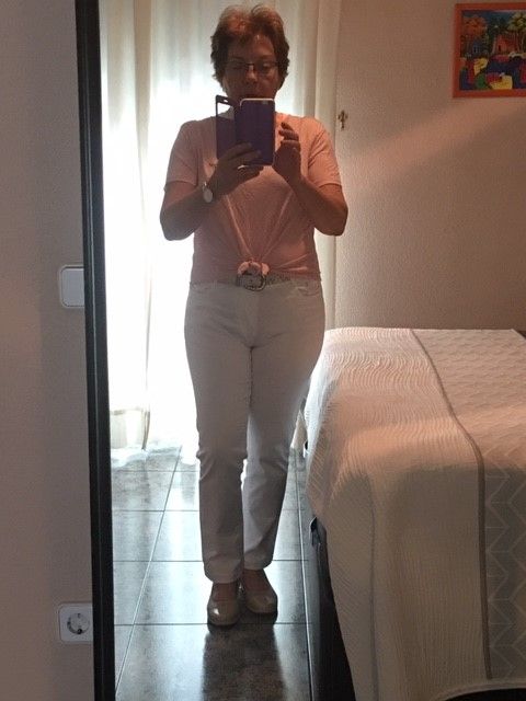 Camiseta rosa tendencia mas vaquero blanco