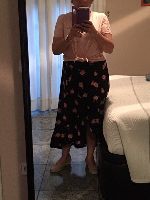 Camiseta rosa tendencia y falda midi